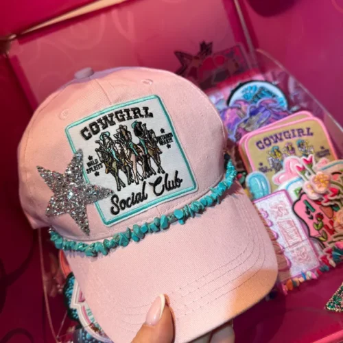 Handgemachte Cowgirl Cap – Pinke Trucker-Mütze mit Glitzerstern & „Cowgirl Social Club“ Patch – Western Style