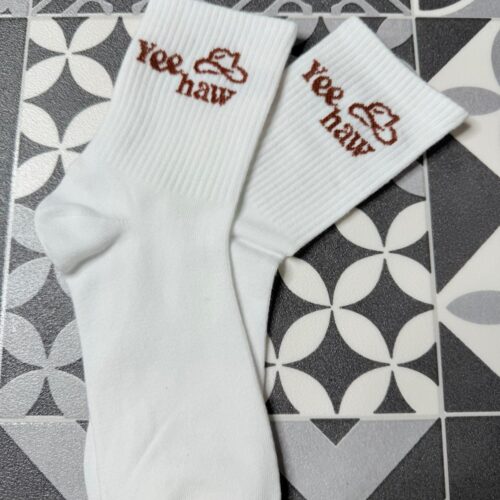 Trendige Yee Haw Socken Weiß-Braun – Coole Western Socken im Western Style