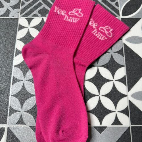 Trendige Yee Haw Socken Pink-Weiß – Coole Western Socken im Western Style