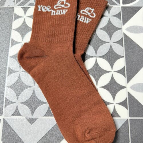 Trendige Yee Haw Socken Braun-Weiß – Coole Western Socken im Western Style